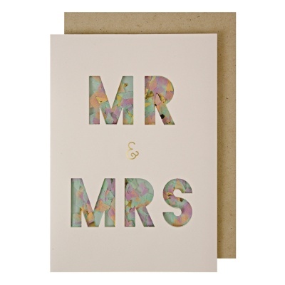 Cartão branco com letras recortadas coloridas MR & MRS e envelope castanho