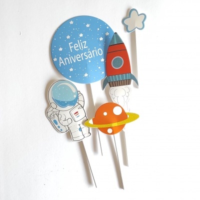 Toppers de bolo de papel com desenhos de astronauta, planeta, foguete, nuvem e círculo azul com texto