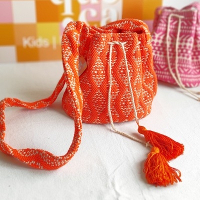 Mala saco tricotada laranja com franjas e cordão de fecho