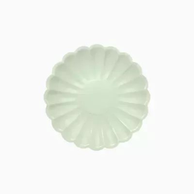 Prato de cerâmica branco com formato de flor.