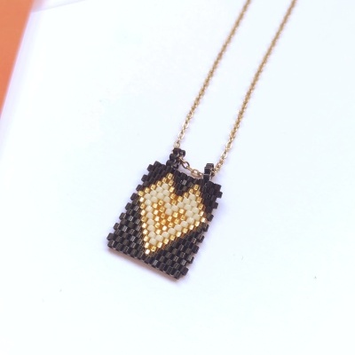 Colar com pingente retangular de contas com padrão de coração