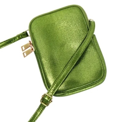 Mala pequena verde metálica com alça ajustável e fecho dourado