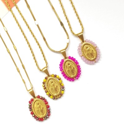 Quatro colares dourados com medalhões da Virgem Maria e pedras coloridas
