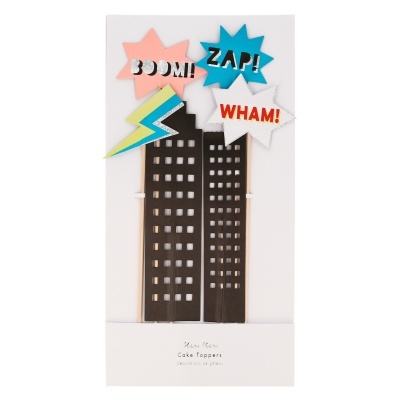 Cake toppers com edifícios pretos, raio colorido e balões de fala com texto