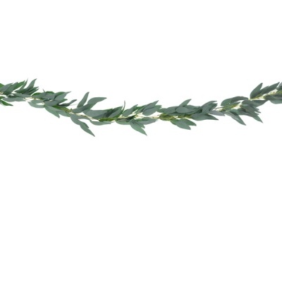 Corrente decorativa de folhas artificiais verdes sobre fundo branco