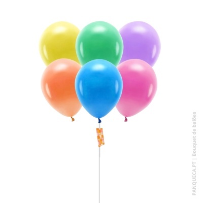 Bouquet de seis balões coloridos em suporte branco com etiqueta.