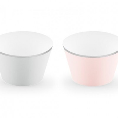 Dois recipientes redondos de metal com tampas, um branco e outro rosa clara.