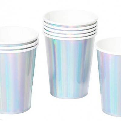 Copos descartáveis iridescentes com interior branco organizados em pilhas