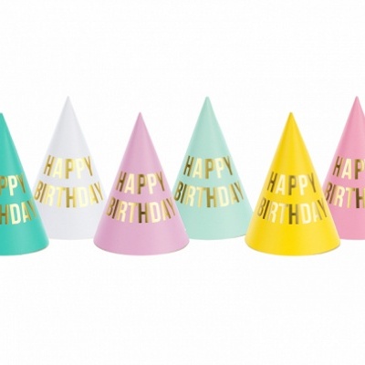 Seis chapéus de festa coloridos com a frase HAPPY BIRTHDAY