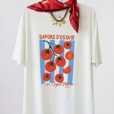 T-shirt branca com estampado de tomates vermelhos e texto em vermelho