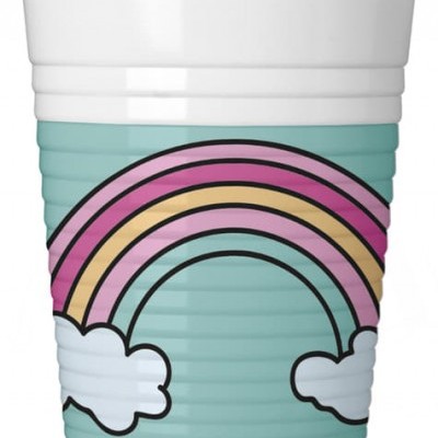 Copo descartável branco com arco-íris colorido e nuvens sobre fundo azul