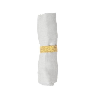 Guardanapo branco com anel decorativo dourado