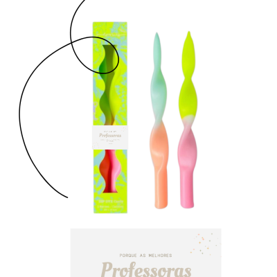 Conjunto de duas velas decorativas torcidas bicolores com embalagem e cartão para professoras