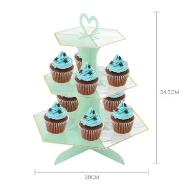 Expositor de cupcakes verde claro com bordas douradas e oito cupcakes com cobertura azul