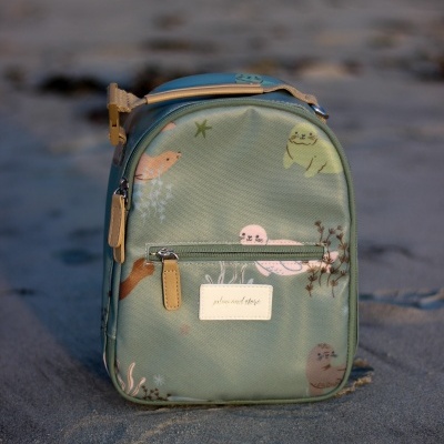 Mochila pequena verde com ilustrações de animais marinhos na areia