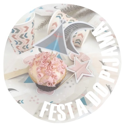 Decoração de festa do pijama com tema espacial, cupcake com enfeites e copos coloridos