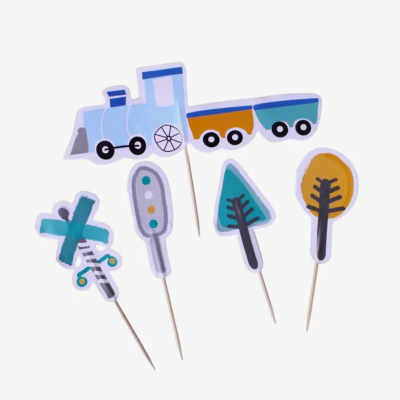 Palitos decorativos com desenhos de comboio, sinais e árvores coloridas