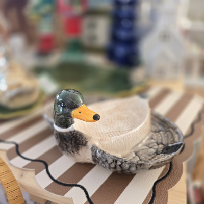 Caixa decorativa em cerâmica em forma de pato com bico laranja