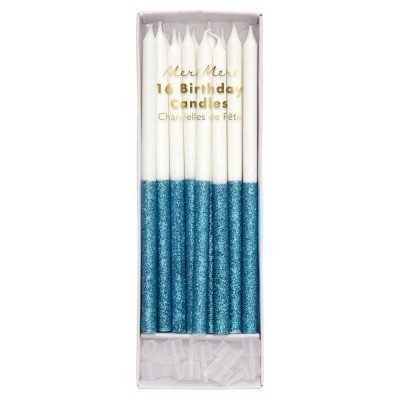 Caixa branca com 16 velas de aniversário brancas com glitter azul em metade inferior e suportes plásticos.