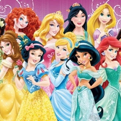 Imagem de princesas Disney coloridas com vestidos brilhantes em fundo rosa decorado