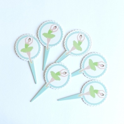 Apontadores de papel com figura de bailarina em saia verde e blusa branca sobre fundo branco e círculo azul