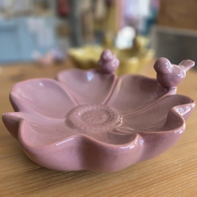 Prato decorativo rosa em cerâmica com forma de flor e pássaros nas bordas