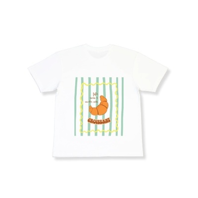 T-shirt branca com estampa de croissant e texto