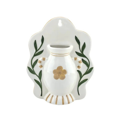 Vaso decorativo de cerâmica branca com detalhes dourados e ramos verdes para pendurar na parede