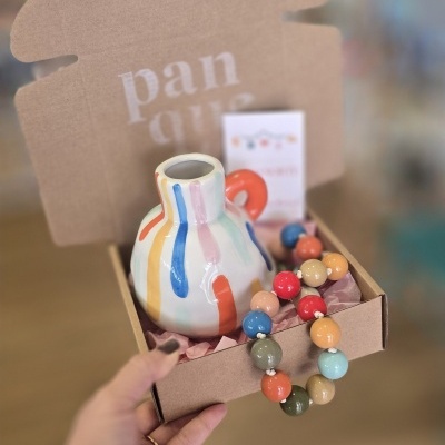 Caixa com vaso de cerâmica e colar de contas coloridas