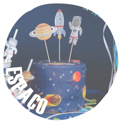 Bolo decorado com tema espacial com astronauta, foguete e planeta