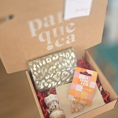 Conjunto presente Panquecas com carteira dourada, brincos e carrossel em caixa de cartão