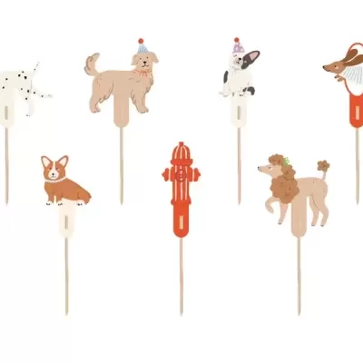 Espetos decorativos tipo cães e hidrante com hastes finas para inserir em alimentos ou plantas.