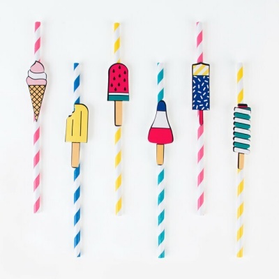 Seis canudos coloridos com decorações de gelados em fundo branco