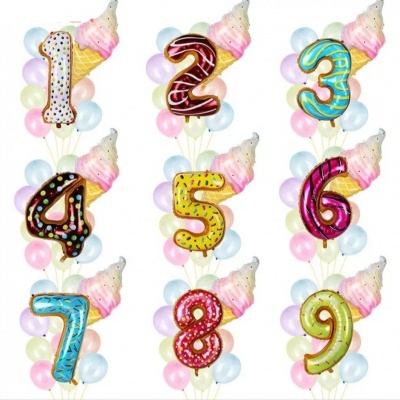 Balões em forma de números coloridos com balões redondos e balão em forma de cone de gelado