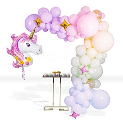 Arco de balões coloridos com balão de unicórnio roxo e branco
