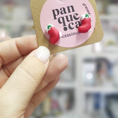 Brincos de meia de Natal vermelha em cartão castanho com etiqueta rosa