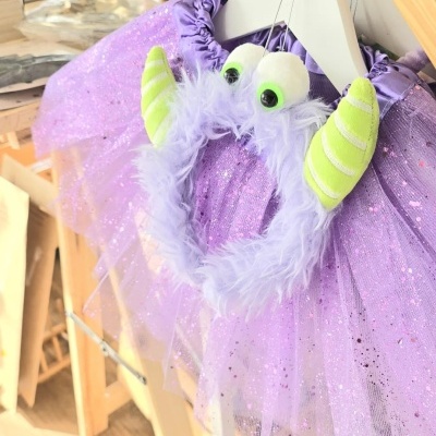 Fato de fantasia infantil lilás com olhos e chifres felpudos verdes