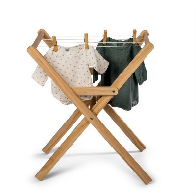 Estendal de madeira clara para bebé com roupas penduradas, uma branca com bolinhas vermelhas e outra verde escura