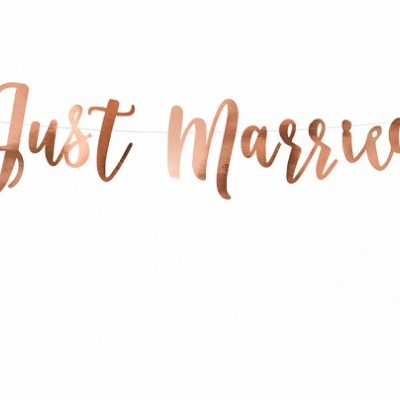 Bandeira decorativa 'Just Married' em dourado sobre fundo branco