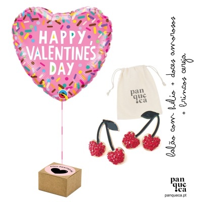 Balão rosa em forma de coração com texto, brincos de cereja vermelhos, caixa de papel e saco de pano com logotipo