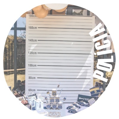 Vinheta circular com parede marcada em centímetros e palavra POLICIA em branco