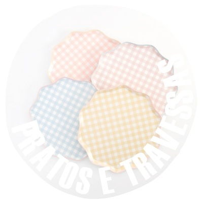 Quatro pratos de cerâmica xadrez com bordas onduladas em cores pastel