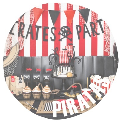 Decoração de festa pirata com bolo, cupcakes, pipocas e caixas decorativas