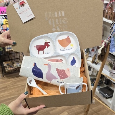 Conjunto de utilitários para criança com estampa de animais da quinta em embalagem de cartão aberta