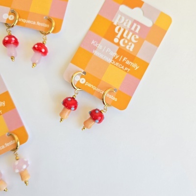 Brincos com pendente de cogumelos vermelhos em cartão laranja e rosa