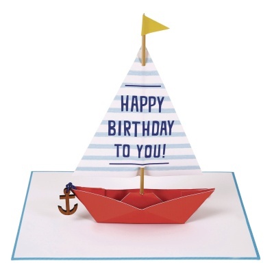 Cartão pop-up de aniversário com barco de papel e vela com texto