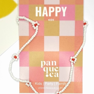 Colar branco com flores vermelhas em cartão quadriculado rosa e bege com texto