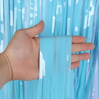 Mão segurando cortina azul brilhante de tiras prateadas