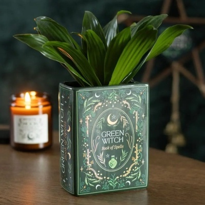Vaso decorativo em forma de livro verde com planta e texto GREEN WITCH Book of Spells