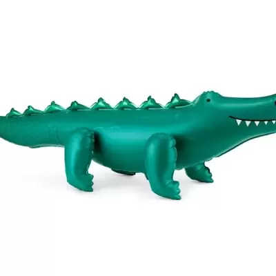 Inflável verde em forma de crocodilo com dentes brancos